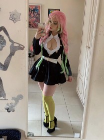 caucasien,cheveux multicolores,cleavage,cosplay,couette,cuisses,demon slayer,femme,kanroji mitsuri,maria fernanda (fegalvao),robe,seins moyens,selfshot,talon aiguille,tresse,vernis mains