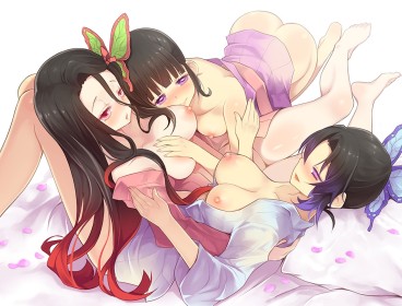 3 filles,accessoire de cheveux,cheveux multicolores,demon slayer,fille anime,frange,gros seins,groupe de filles,habits japonais,habits ouverts,kamado nezuko,kimono,kochou shinobu,ornement en papillon,pieds,tétons,tsuyuri kanao,yeux rose,yeux violet,yuri