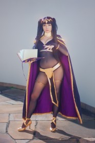 bekejacoba,cape,caucasien,cheveux brun,cleavage,corps entier,cosplay,couette,debout,femme,fire emblem,frange,nintendo,talon aiguille,tharja,tiare,vernis mains