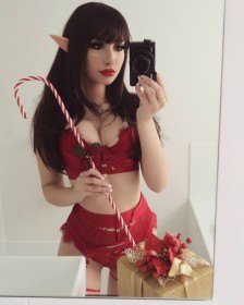 bekejacoba,caucasien,cheveux brun,cleavage,cosplay,culotte,elf,femme,frange,jarretelles,lingerie,noel,ongles longs,oreilles pointues,rouge a lèvres,selfshot,soutif