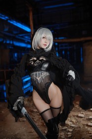 arme,asiatique,bandeau,bas,bas de lingerie,botte,botte longue,cheveux argenté,cheveux court,chinoise,cosplay,debout,épée,femme,frange,gants,leotard,nier (series),shuimiaoaqua,yorha 2b