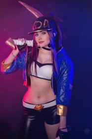 akali,arme,caucasien,chapeau,cosplay,femme,gants,gants sans doigts,league of legends,ri care,rouge a lèvres,vernis mains,veste,yeux bleu