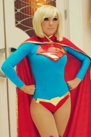 cape,caucasien,cheveux blond,cheveux court,cosplay,dc comics,debout,femme,jessica nigri,justice league,leotard,mains sur les hanches,super-héroïne,supergirl,superman (series),yeux bleu