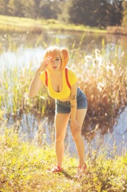 caucasien,cleavage,cosplay,dehors,femme,jambes,kayla erin,nintendo,ondine,penchée,pokemon,short,short en jean,tatouage,yeux bleu