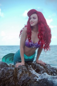 ariel,caucasien,cheveux rouge,cosplay,dehors,femme,la petite sirène,rouge a lèvres,shirogane-sama,sourire,soutif