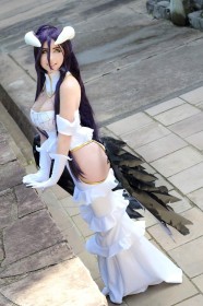 ailes,albedo (overlord),caucasien,cheveux violet,cleavage,cornes,corps entier,cosplay,femme,gants,giu hellsing,overlord,robe,sourire,succube,très long cheveux