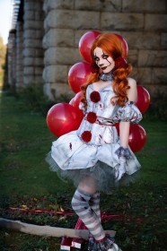 accessoire de cheveux,ballon,ça,caucasien,cheveux orange,clown,cosplay,couette,debout,dehors,femme,grippe sou,jupe,rolyat,rouge a lèvres,rousse,sang,visage peint,yeux vert