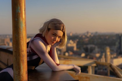 caucasien,cheveux blond,cheveux court,combinaison,cosplay,femme,gwen stacy,marvel,murrningglow,sourire,spider gwen,spider-man (series),super-héroïne