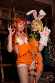 2 filles,carrot (one piece),carry key,caucasien,cheveux blond,cosplay,cuisses,femme,fille lapin,groupe de filles,murrningglow,nami (one piece),one piece,oreilles animaux,rousse,salopette,sangle de cuisse,sourire