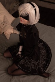 assis,bandeau,caucasien,cheveux blanc,cheveux court,collant,cosplay,femme,lit,murrningglow,nier (series),yeux bandés,yorha 2b