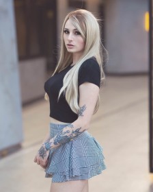 caucasien,cheveux blond,debout,femme,jupe,kayla erin,mini jupe,modèle,non-nude,tatouage