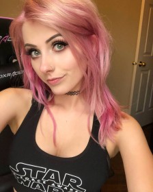 caucasien,cheveux rose,choker,debardeur,femme,non-nude,piercing,piercing nez,rolyat,selfshot,star wars,yeux vert