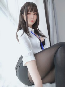 amateur,asiatique,assis,cheveux brun,collant,cuisses,eloise h,femme,frange,grosses cuisses,jupe,mini jupe,non-nude,office lady,rouge a lèvres,soutif,yeux marron