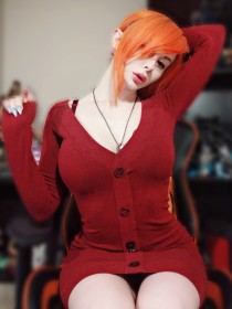 caucasien,cheveux orange,femme,grosses lèvres,jenna lynn meowri,non-nude,ongles longs,robe,robe en laine,rouge a lèvres,vernis mains