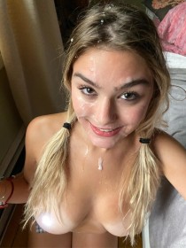 amateur,bronzée,caucasien,cheveux blond,couette,facial,femme,marque de bronzage,sourire,sperme,sperme sur les cheveux,wetkitty,yeux marron