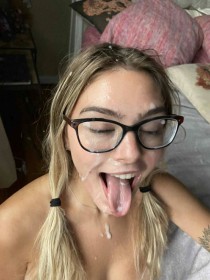 amateur,caucasien,cheveux blond,couette,facial,femme,lunette,sourire,sperme,tire la langue,wetkitty,yeux fermés