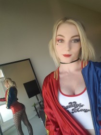 caucasien,cheveux blond,choker,cosplay,couette,femme,harley quinn,non-nude,rouge a lèvres,selfshot,stpeach,vilains,yeux vert