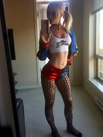 batman (series),caucasien,cheveux blond,choker,collant,collant en résille,corps entier,cosplay,couette,dc comics,debout,femme,harley quinn,haut court,jambes,piercing,piercing nombril,résille,selfshot,short,stpeach,vilains