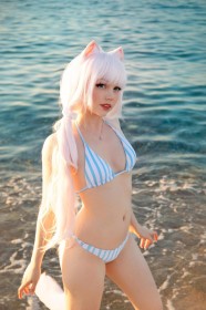 à la plage,bikini,caticornplay,caucasien,cheveux blanc,cosplay,couette,dehors,femme,frange,nekopara,rayé,rouge a lèvres,vanilla (nekopara)