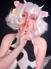 caucasien,cheveux blanc,cheveux court,cornes,cosplay,doigt sur la bouche,femme,fille vache,frange,grosses lèvres,ongles longs,oreilles animaux,rouge a lèvres,shadory,yeux bleu