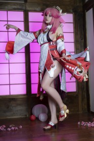 caucasien,cheveux rose,corps entier,cosplay,cuisses,debout,doigts de pied,femme,fille renard,genshin impact,habits japonais,jambes,kimono,pieds,sandales,shadory,sideboob,yae miko