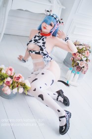 aisselle,assis,bandeau,bas,caucasien,collier,cornes,corps entier,cosplay,fausses oreilles animaux,femme,fille vache,grosses lèvres,katsumi tori,oeil caché,re zero,rem (re zero),rouge a lèvres,yeux bleu