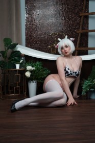 assis,bas,bas de lingerie,caucasien,cheveux blanc,cheveux court,cleavage,corps entier,cosplay,cuisses,fausses oreilles animaux,femme,fille vache,gros seins,jambes,rouge a lèvres,shadory