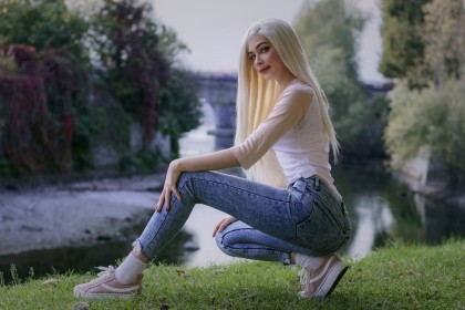 caucasien,chaussettes,chaussure,cheveux blond,corps entier,cul,dehors,femme,jean,karina kozyreva,modèle,non-nude,pantalon,rouge a lèvres,sourire,squat